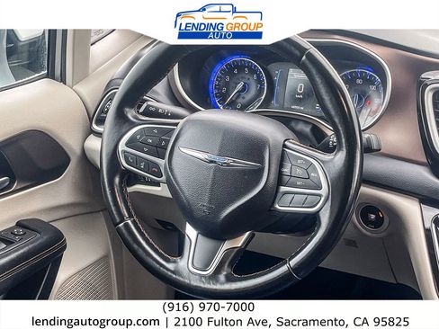 Used 2017 Chrysler Pacifica Touring-L image 13