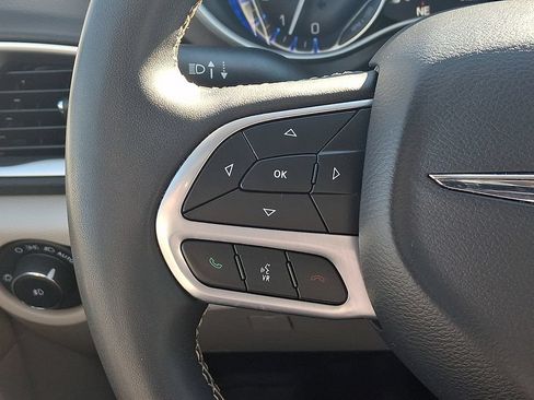 Used 2023 Chrysler Pacifica Touring-L FWD image 21