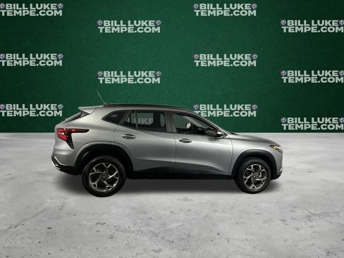 Used 2025 Chevrolet Trax LT w/ LT Convenience Package image 4