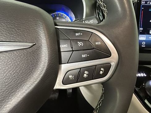 Used 2024 Chrysler Pacifica Touring-L FWD image 17