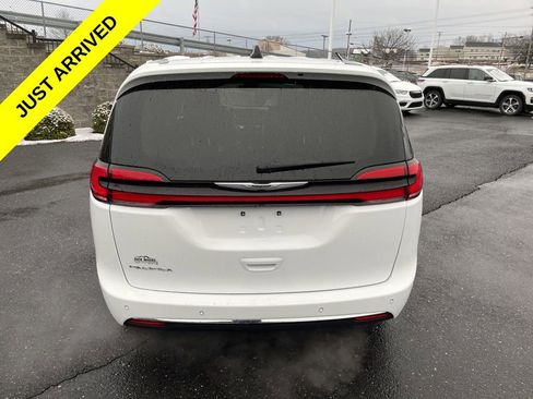 Used 2024 Chrysler Pacifica Touring-L image 8
