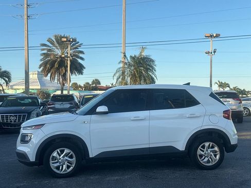 Used 2021 Hyundai Venue SE image 2
