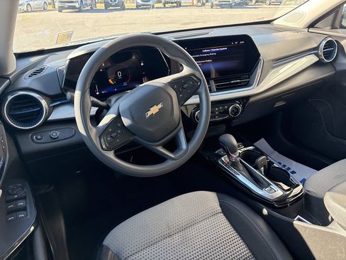 Used 2025 Chevrolet Trax LT image 4