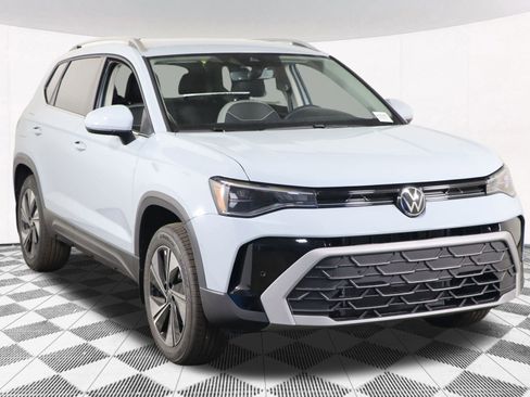 Used 2025 Volkswagen Taos SE image 17