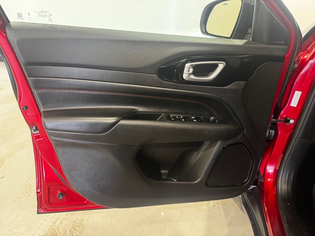 Used 2025 Jeep Compass Trailhawk AWD/4WD image 17