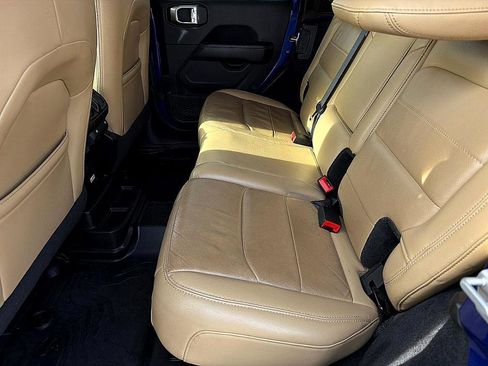 Used 2019 Jeep Wrangler Unlimited Sahara image 10