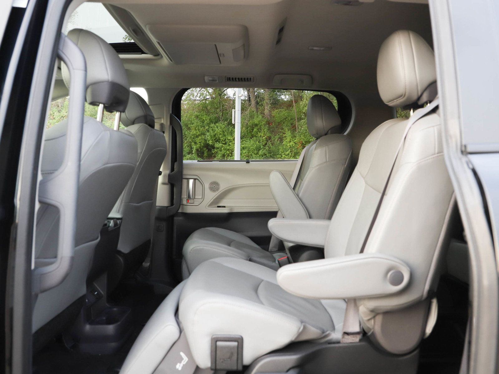 Used 2024 Toyota Sienna Limited AWD/4WD image 16