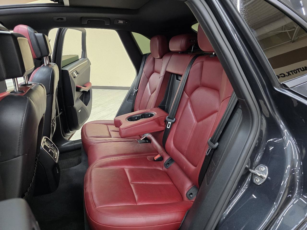Used 2018 Porsche Macan AWD/4WD image 25