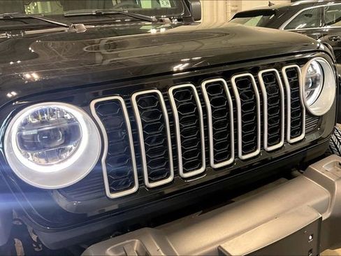 Used 2025 Jeep Wrangler Sahara image 30