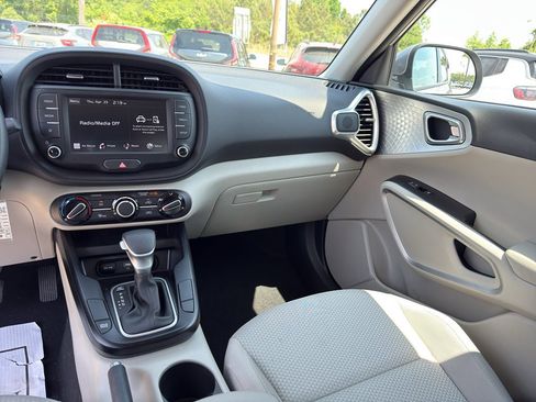 Used 2025 Kia Soul LX w/ LX Technology Package FWD image 23