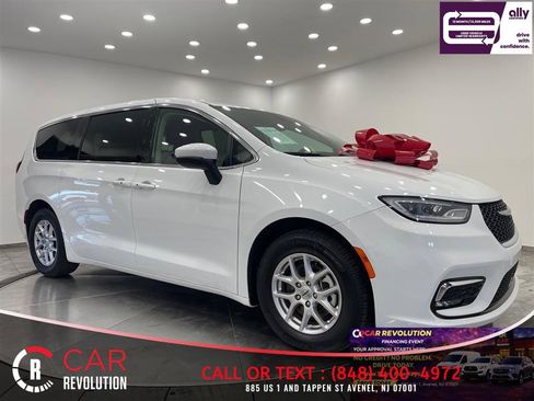 Used 2023 Chrysler Pacifica Touring-L FWD image 1