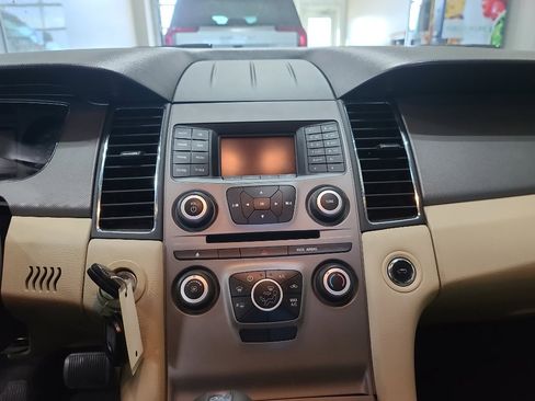 Used 2017 Ford Taurus SE image 13