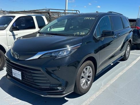 Certified 2026 Toyota Sienna XLE FWD image 1