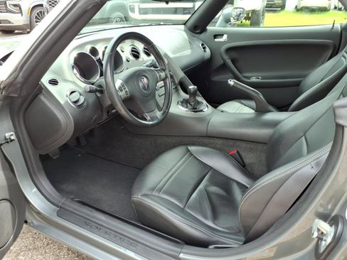 Used 2006 Pontiac Solstice Convertible w/ Premium Package RWD image 10