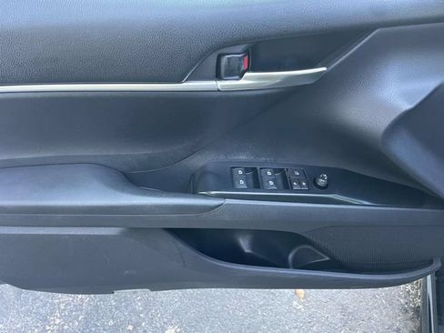 Used 2019 Toyota Camry SE FWD image 19
