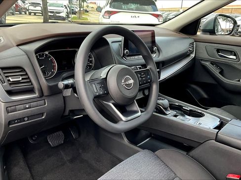 Used 2023 Nissan Rogue SV image 16