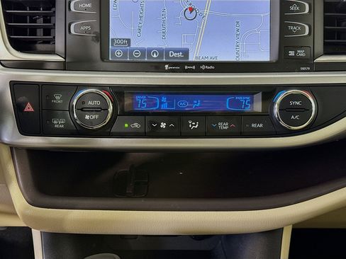 Certified 2017 Toyota Highlander XLE AWD/4WD image 16