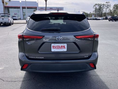 Used 2021 Toyota Highlander XLE image 4