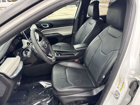 Used 2023 Jeep Compass Limited image 11