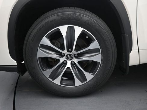 Used 2021 Toyota Highlander XLE AWD/4WD image 14