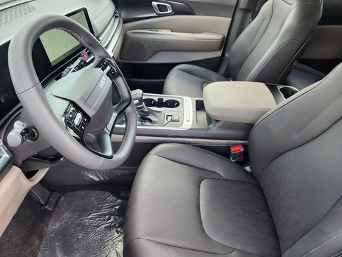 New 2027 Kia Carnival FWD image 6