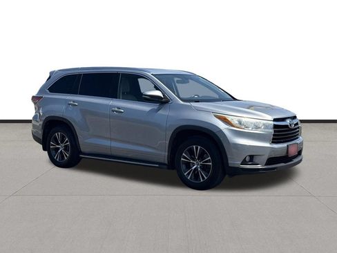 Used 2016 Toyota Highlander XLE FWD image 3
