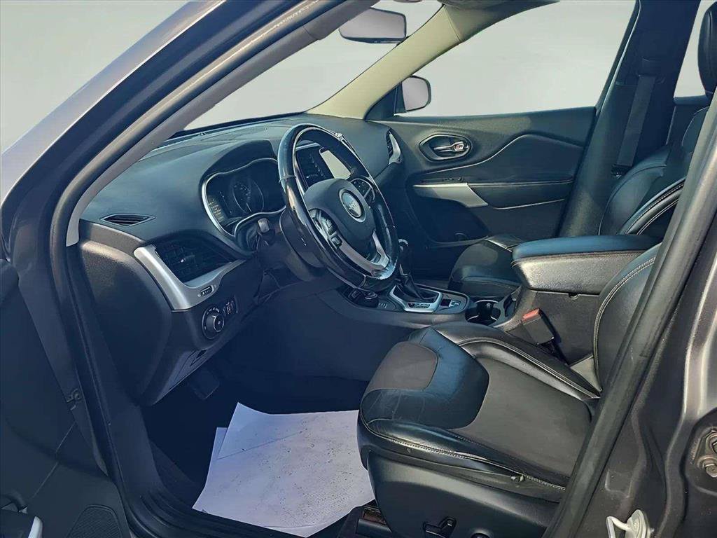 Used 2018 Jeep Cherokee Latitude Plus AWD/4WD image 11