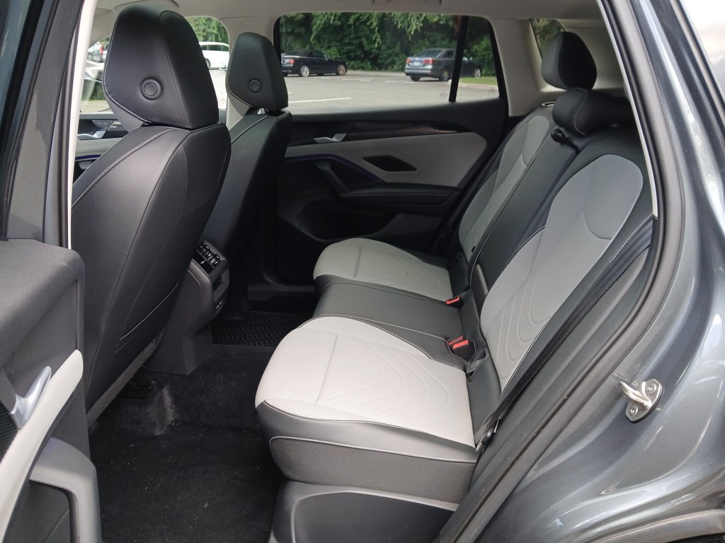 Used 2026 Volkswagen Tiguan SE w/ Panoramic Sunroof Package AWD/4WD image 26