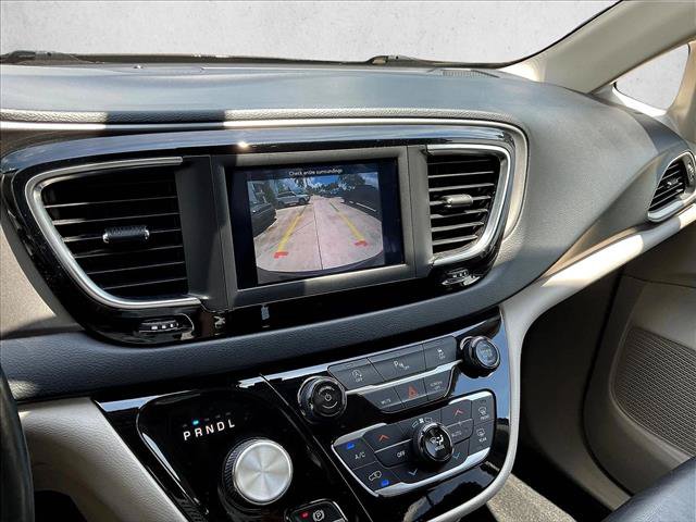 Used 2020 Chrysler Pacifica Touring-L FWD image 19