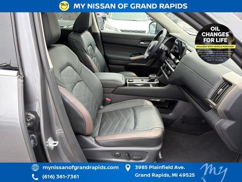 Used 2025 Nissan Pathfinder Platinum AWD/4WD image 27
