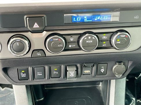 Used 2022 Toyota Tacoma TRD Sport w/ Technology Package AWD/4WD image 15