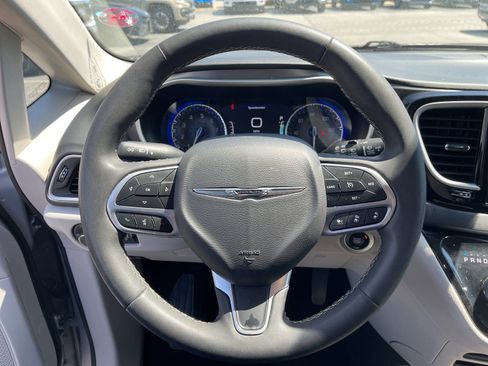 Used 2024 Chrysler Pacifica Touring-L FWD image 26
