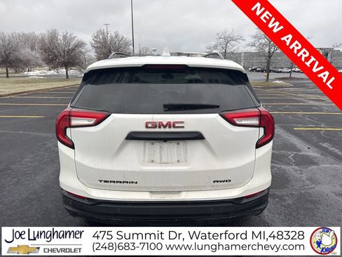 Used 2023 GMC Terrain SLE w/ Driver Convenience Package image 5