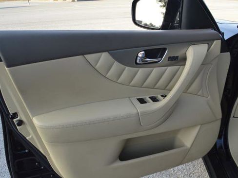 Used 2017 INFINITI QX70 2WD w/ Premium Package image 11