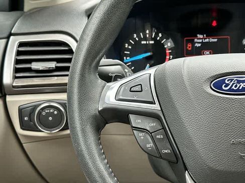 Used 2017 Ford Fusion SE FWD image 8