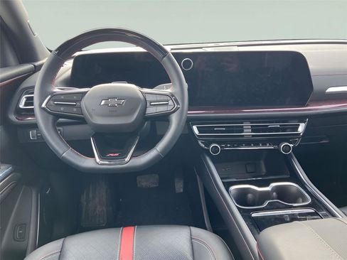 Used 2025 Chevrolet Traverse RS image 17