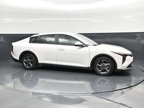 Used 2025 Kia K4 FWD image 3