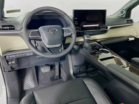 New 2025 Toyota Sienna Limited image 7