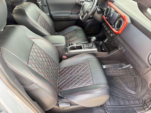 Used 2020 Toyota Tacoma TRD Sport AWD/4WD image 29