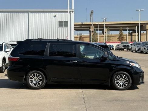 Used 2019 Toyota Sienna XLE Premium FWD image 3