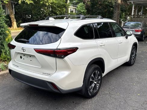 Used 2021 Toyota Highlander XLE AWD/4WD image 5