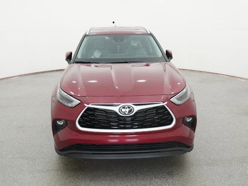 New 2026 Toyota Highlander XLE image 2