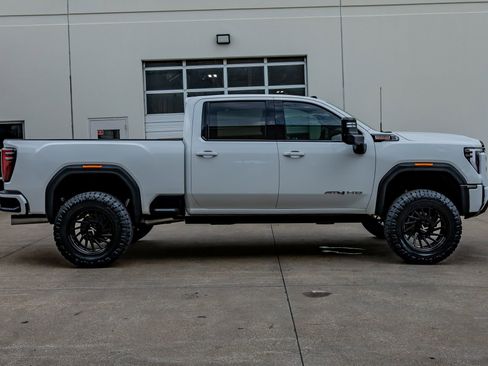 Used 2025 GMC Sierra 2500 AT4 w/ AT4 Premium Plus Package AWD/4WD image 11