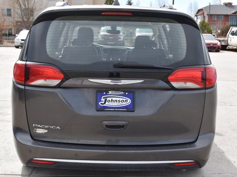 Used 2020 Chrysler Pacifica Touring-L image 6