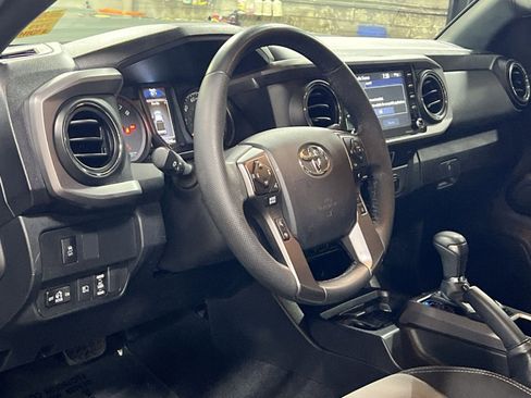 Used 2022 Toyota Tacoma TRD Sport image 16