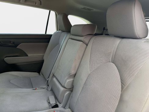 Used 2023 Toyota Highlander LE FWD image 11