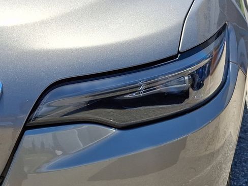 Used 2019 Jeep Cherokee Limited image 9