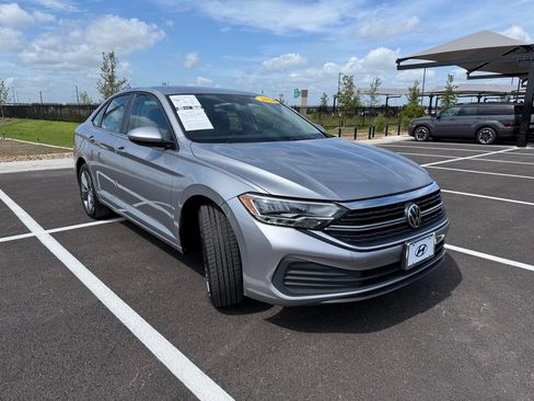 Used 2024 Volkswagen Jetta SE FWD image 3