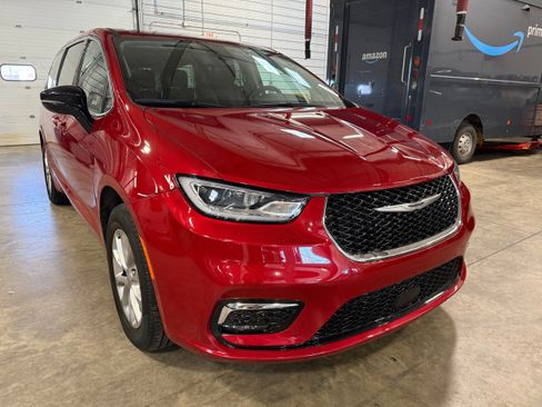 Certified 2024 Chrysler Pacifica Touring-L AWD/4WD image 1