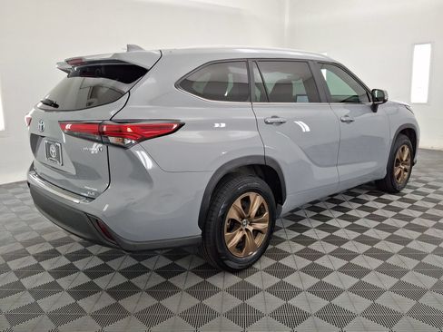 Used 2023 Toyota Highlander Bronze Edition FWD image 25